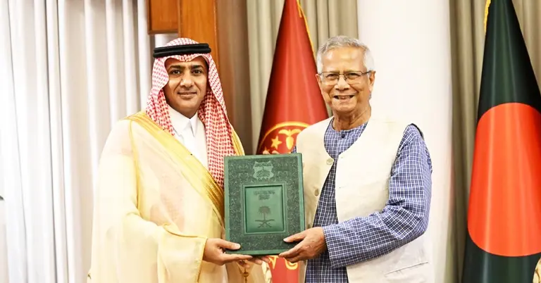 সৌদি রাষ্ট্রদূত ড. আব্দুল্লাহ জাফের বিন আবিয়াহ ও প্রধান উপদেষ্টা ড. মুহাম্মদ ইউনূস